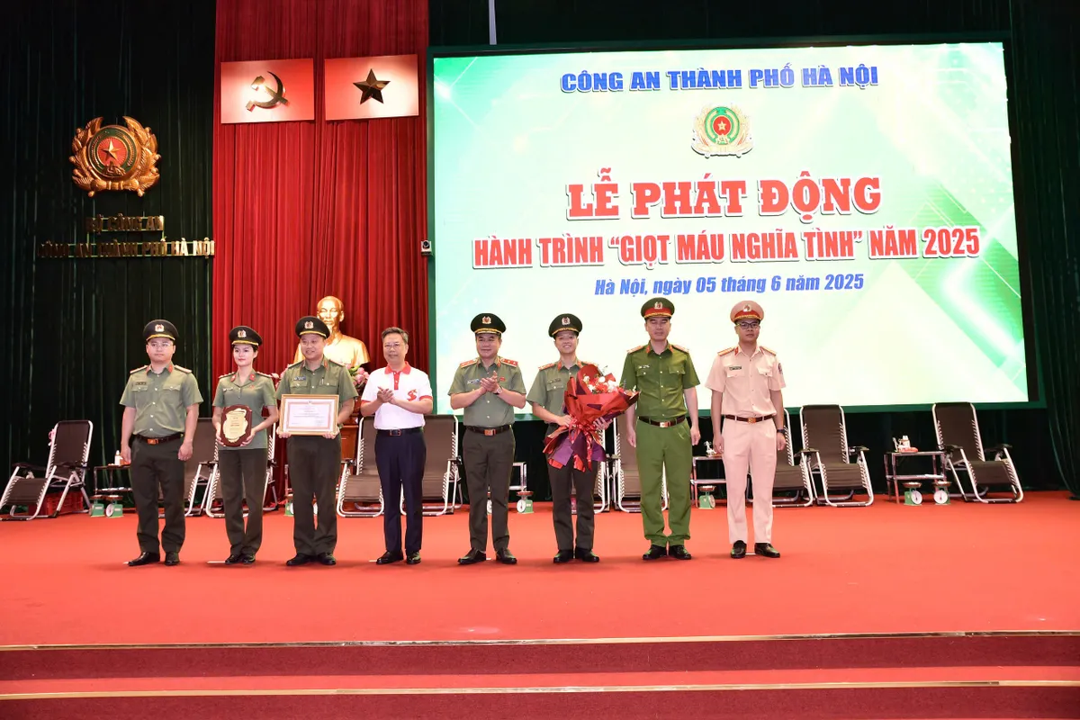 Hơn 1.000 đơn vị máu từ Công an TP Hà Nội để khởi động hành trình Giọt máu nghĩa tình 2025 - Ảnh 1.