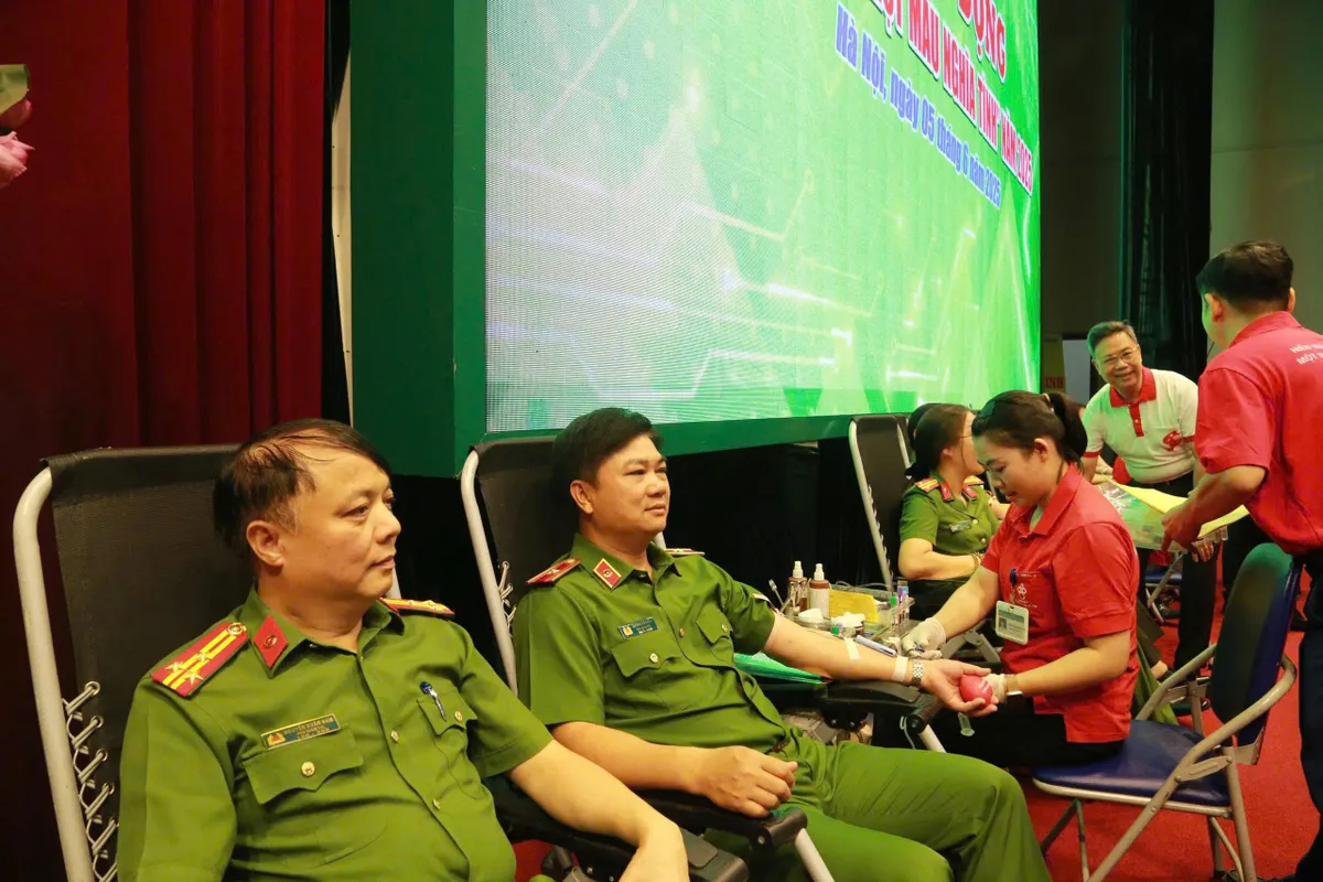 Hơn 1.000 đơn vị máu từ Công an TP Hà Nội để khởi động hành trình Giọt máu nghĩa tình 2025 - Ảnh 3.