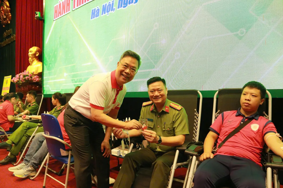 Hơn 1.000 đơn vị máu từ Công an TP Hà Nội để khởi động hành trình Giọt máu nghĩa tình 2025 - Ảnh 6.