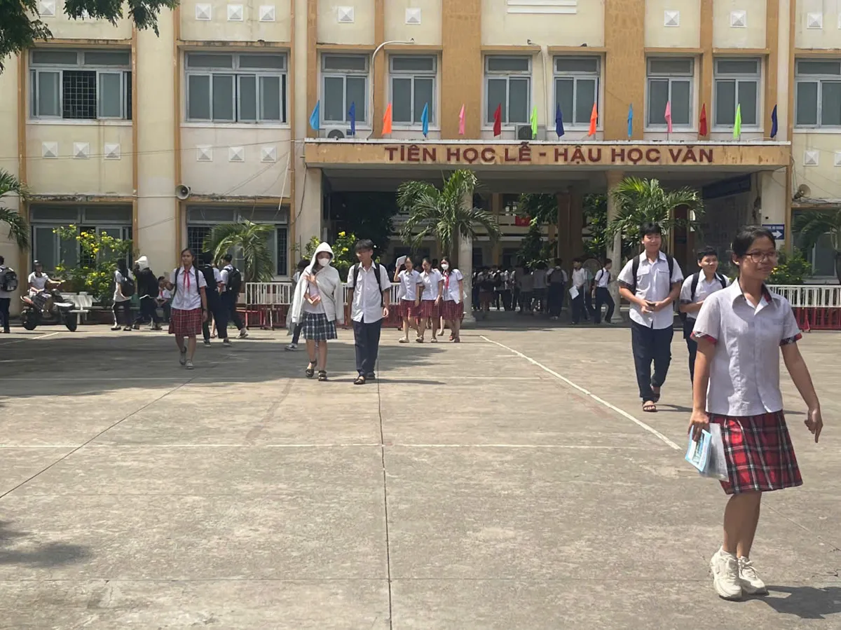 Ngày nhận phòng nghe phổ biến quy chế thi: Những nhịp tim bắt đầu tăng tốc - Ảnh 6. Ngày nhận phòng nghe phổ biến quy chế thi: Những nhịp tim bắt đầu tăng tốc - Ảnh 6.