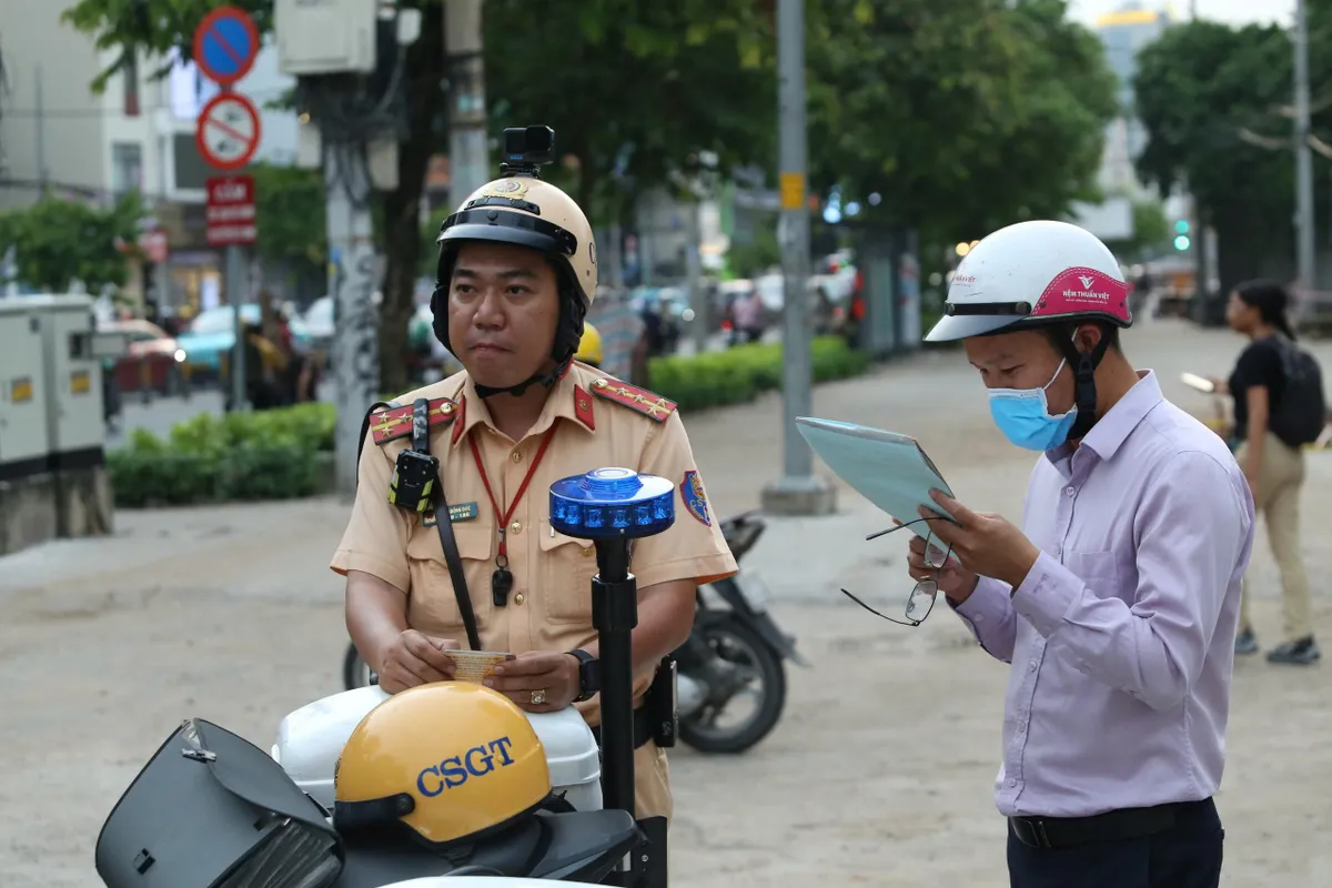 TP Hồ Chí Minh: Chạy xe lên vỉa hè, hàng loạt người bị phạt - Ảnh 1.