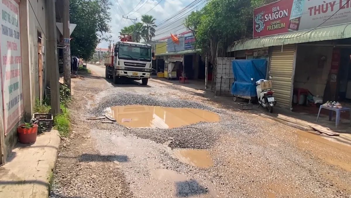 Đồng Nai: Ổ voi, ổ gà rình rập người đi đường - Ảnh 3.
