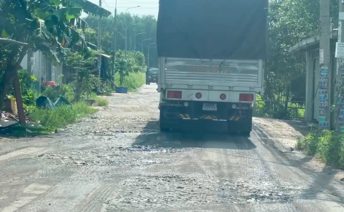 Đồng Nai: Ổ voi, ổ gà rình rập người đi đường - Ảnh 9.