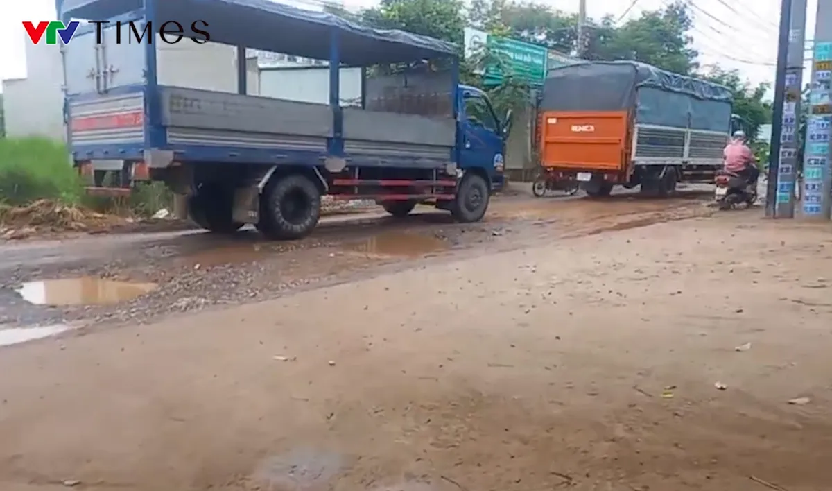 Đồng Nai: Ổ voi, ổ gà rình rập người đi đường - Ảnh 12.
