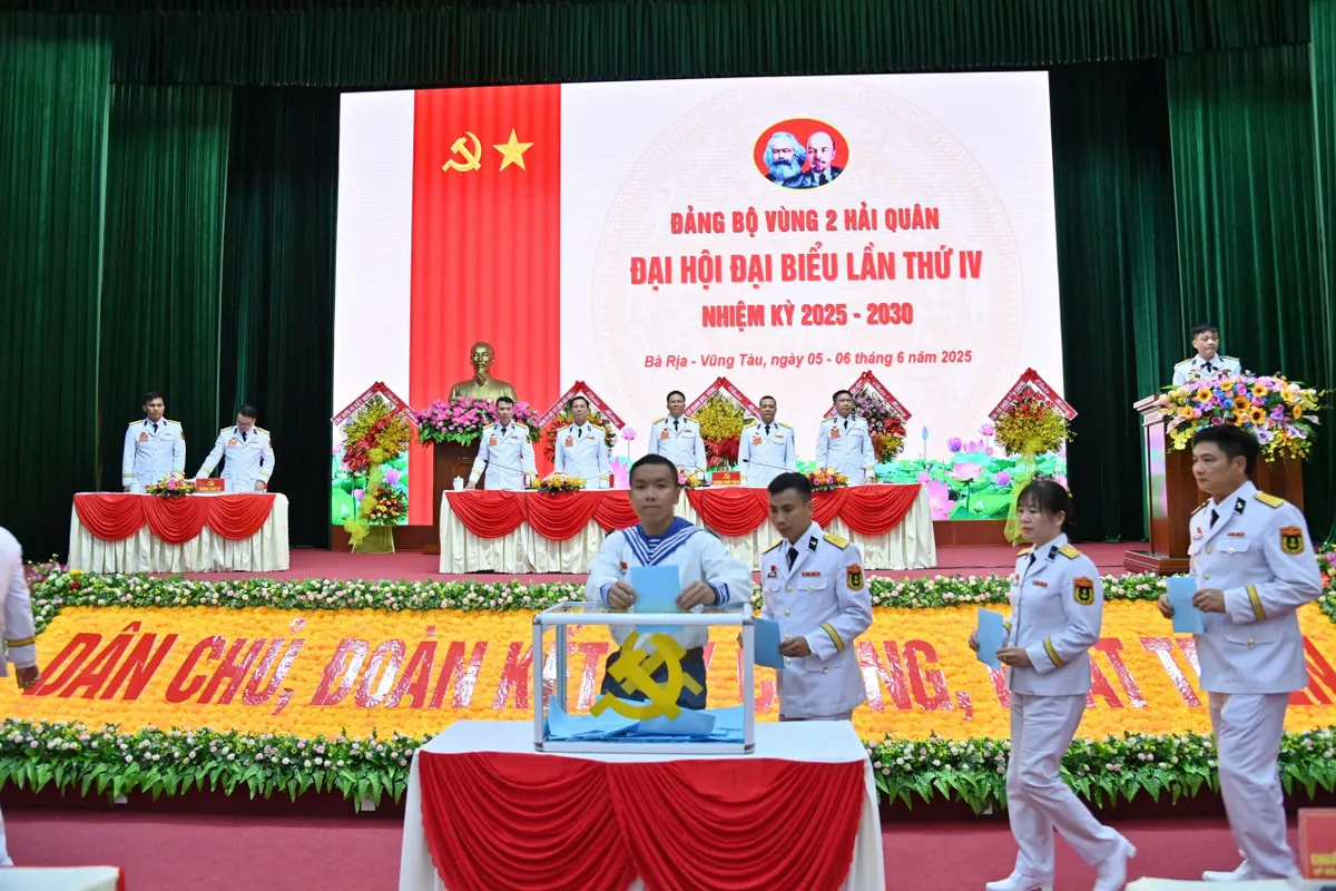 Đảng bộ Vùng 2 Hải quân: Nâng cao sức chiến đấu, bảo vệ vững chắc chủ quyền biển đảo - Ảnh 3.