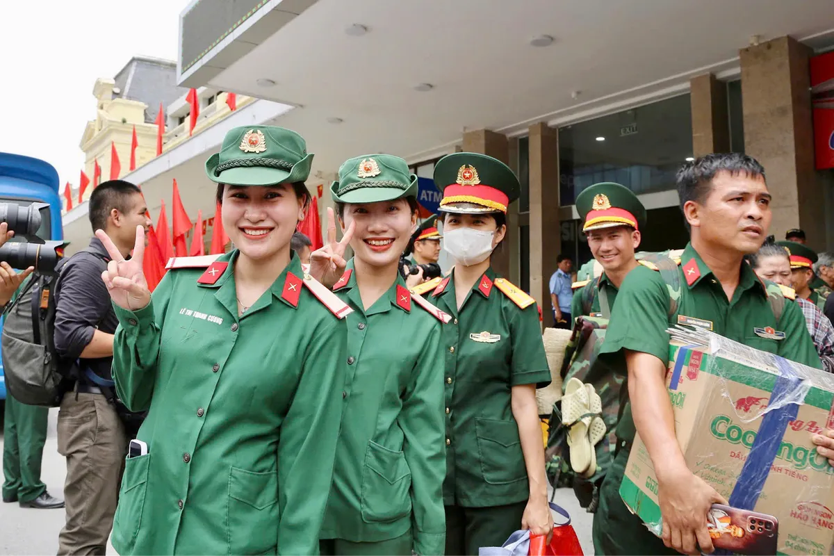 Hơn 1.000 cán bộ, chiến sĩ tham gia diễu binh rạng rỡ khi tới Ga Hà Nội  - Ảnh 5.