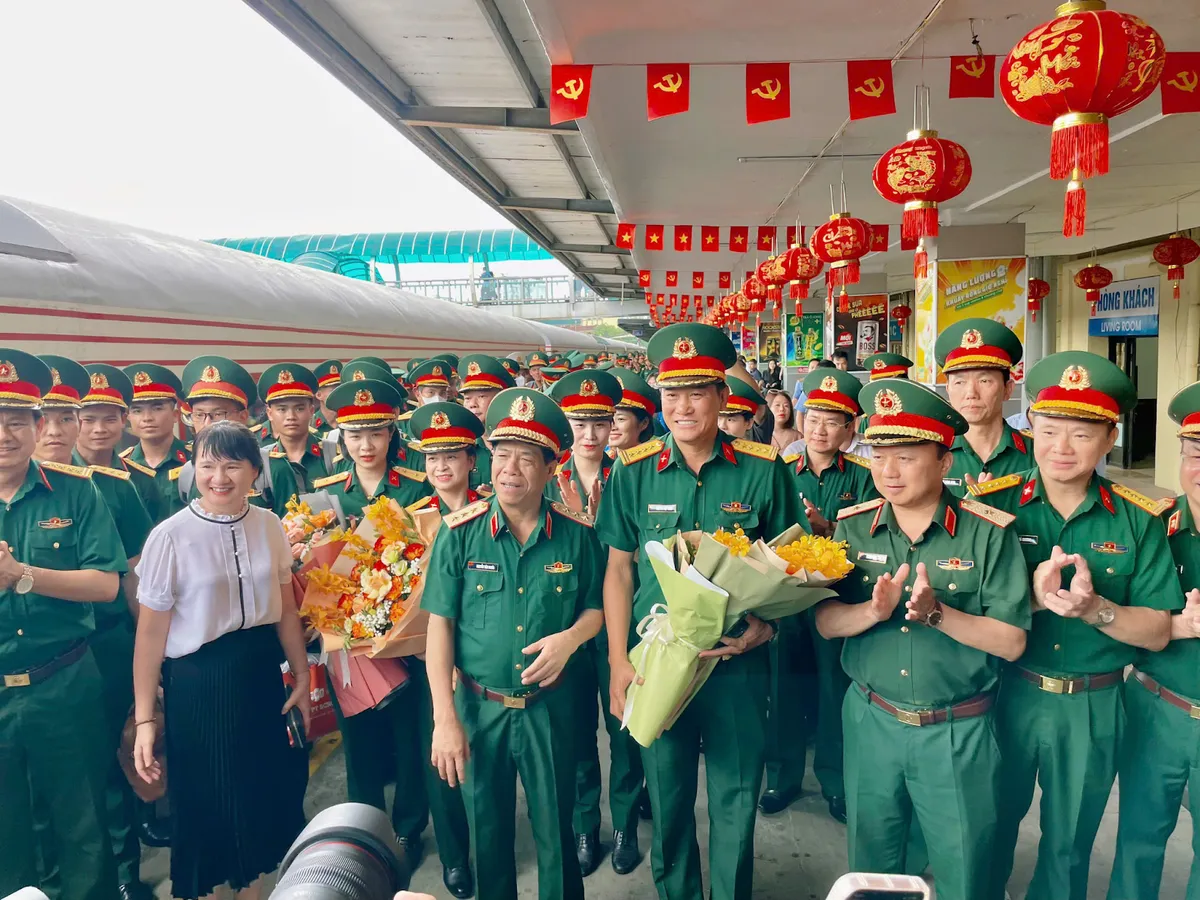 Hơn 1.000 cán bộ, chiến sĩ tham gia diễu binh rạng rỡ khi tới Ga Hà Nội - Ảnh 1. Hơn 1.000 cán bộ, chiến sĩ tham gia diễu binh rạng rỡ khi tới Ga Hà Nội - Ảnh 1.