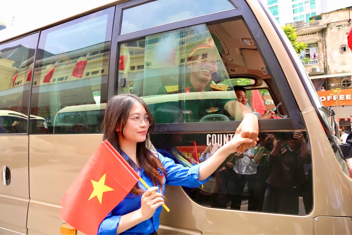 Hơn 1.000 cán bộ, chiến sĩ tham gia diễu binh rạng rỡ khi tới Ga Hà Nội  - Ảnh 8.