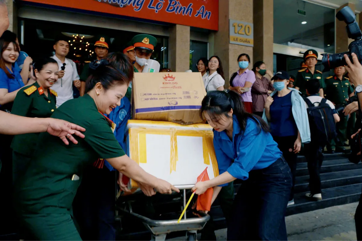 Hơn 1.000 cán bộ, chiến sĩ tham gia diễu binh rạng rỡ khi tới Ga Hà Nội  - Ảnh 4.