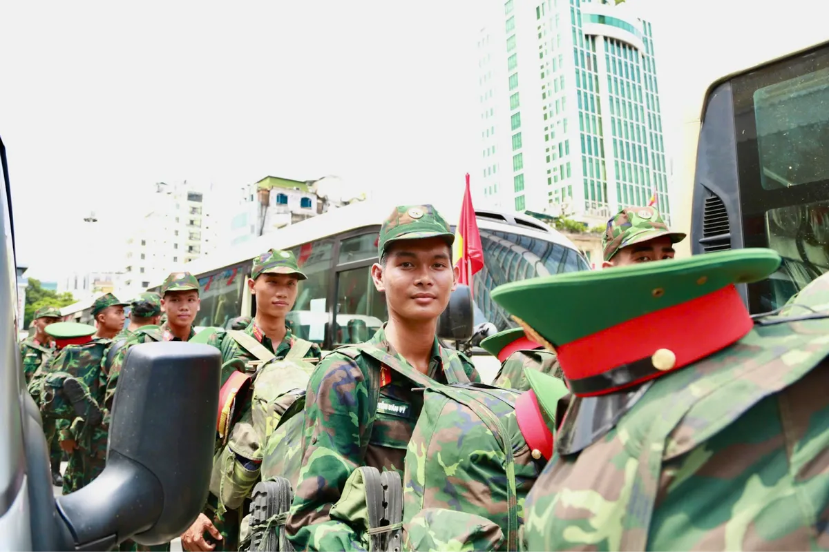 Hơn 1.000 cán bộ, chiến sĩ tham gia diễu binh rạng rỡ khi tới Ga Hà Nội  - Ảnh 15.
