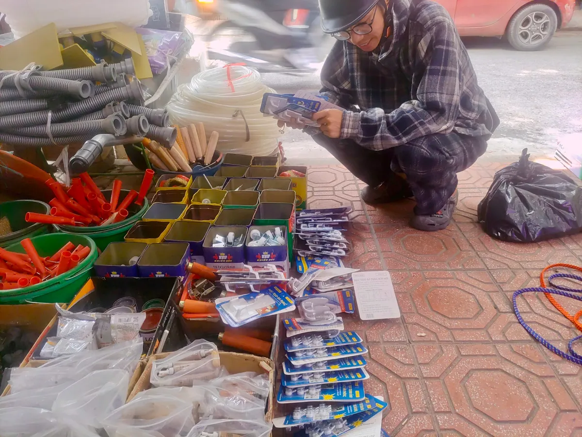 Khi người trẻ sống “hai cuộc đời”: Một để kiếm sống, một để giữ ước mơ - Ảnh 2.