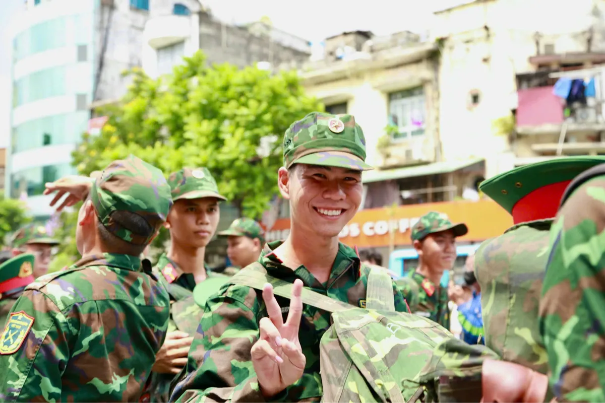 Hơn 1.000 cán bộ, chiến sĩ tham gia diễu binh rạng rỡ khi tới Ga Hà Nội  - Ảnh 11.