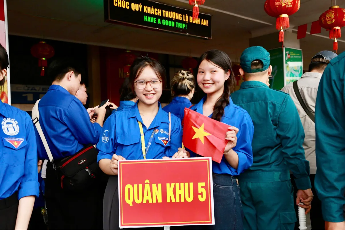 Hơn 1.000 cán bộ, chiến sĩ tham gia diễu binh rạng rỡ khi tới Ga Hà Nội  - Ảnh 3.