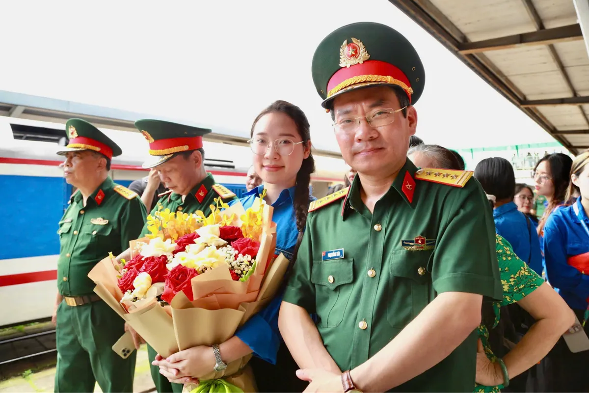 Hơn 1.000 cán bộ, chiến sĩ tham gia diễu binh rạng rỡ khi tới Ga Hà Nội  - Ảnh 2.