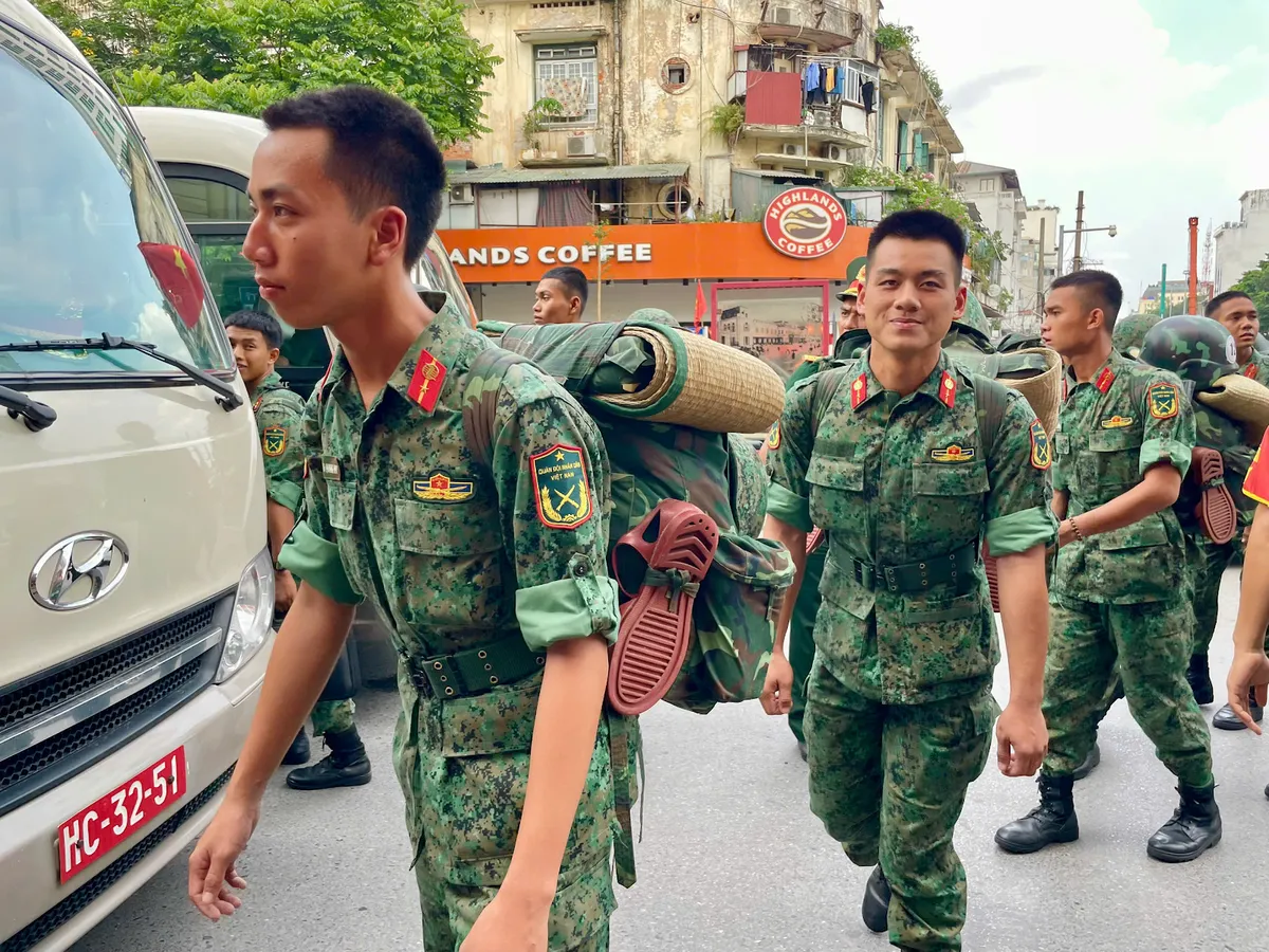 Hơn 1.000 cán bộ, chiến sĩ tham gia diễu binh rạng rỡ khi tới Ga Hà Nội  - Ảnh 12.