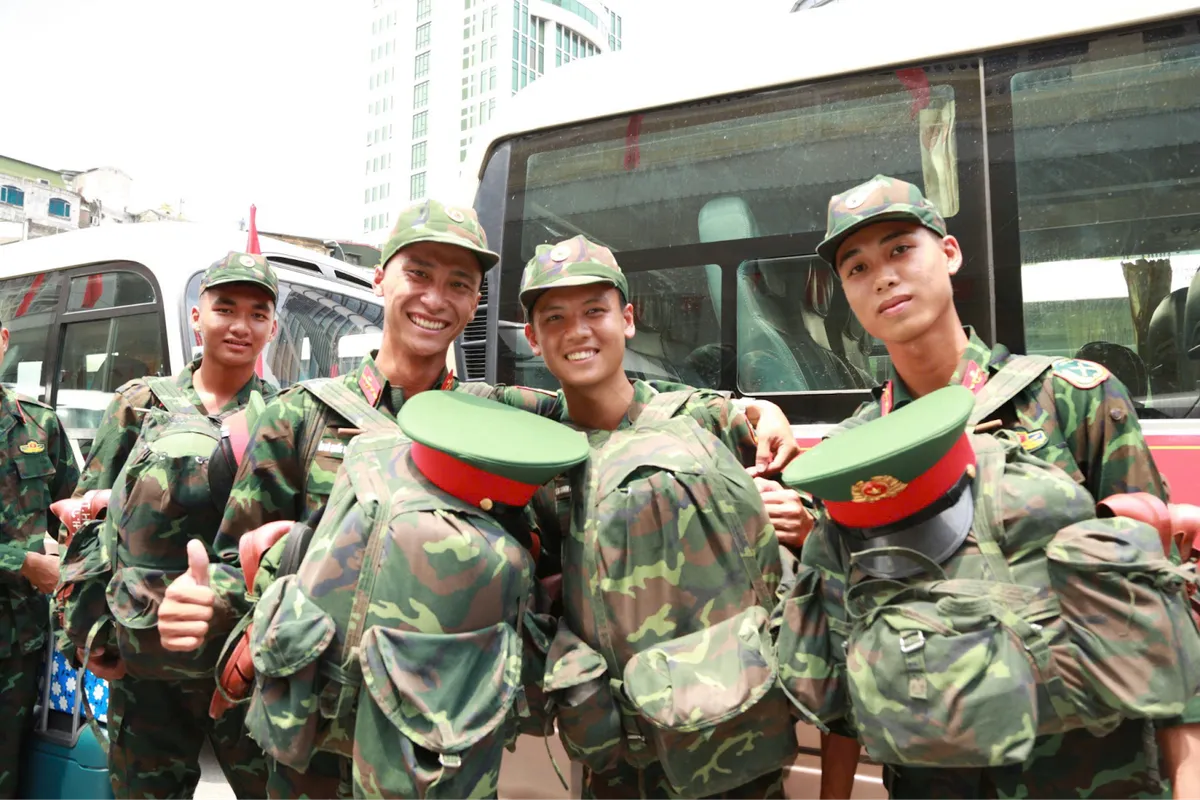 Hơn 1.000 cán bộ, chiến sĩ tham gia diễu binh rạng rỡ khi tới Ga Hà Nội  - Ảnh 13.