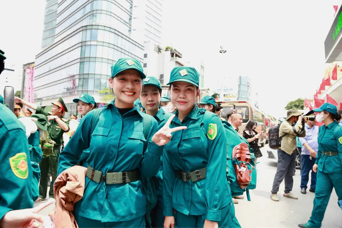 Hơn 1.000 cán bộ, chiến sĩ tham gia diễu binh rạng rỡ khi tới Ga Hà Nội  - Ảnh 6.
