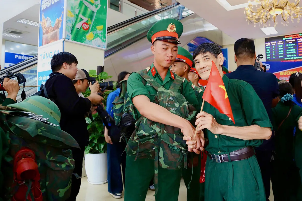 Hơn 1.000 cán bộ, chiến sĩ tham gia diễu binh rạng rỡ khi tới Ga Hà Nội  - Ảnh 10.
