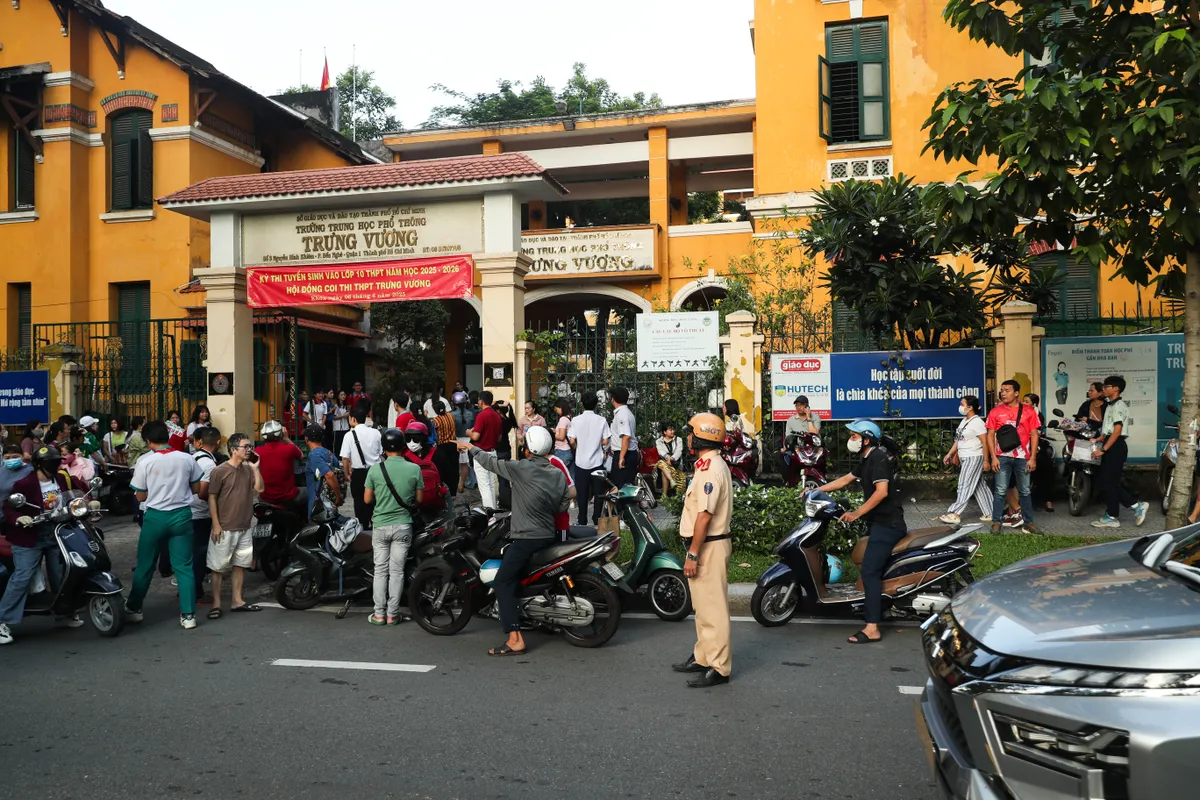 Kết thúc ngày thi đầu tiên: Nhiều thí sinh dự đoán được điểm từ khá trở lên  - Ảnh 1.