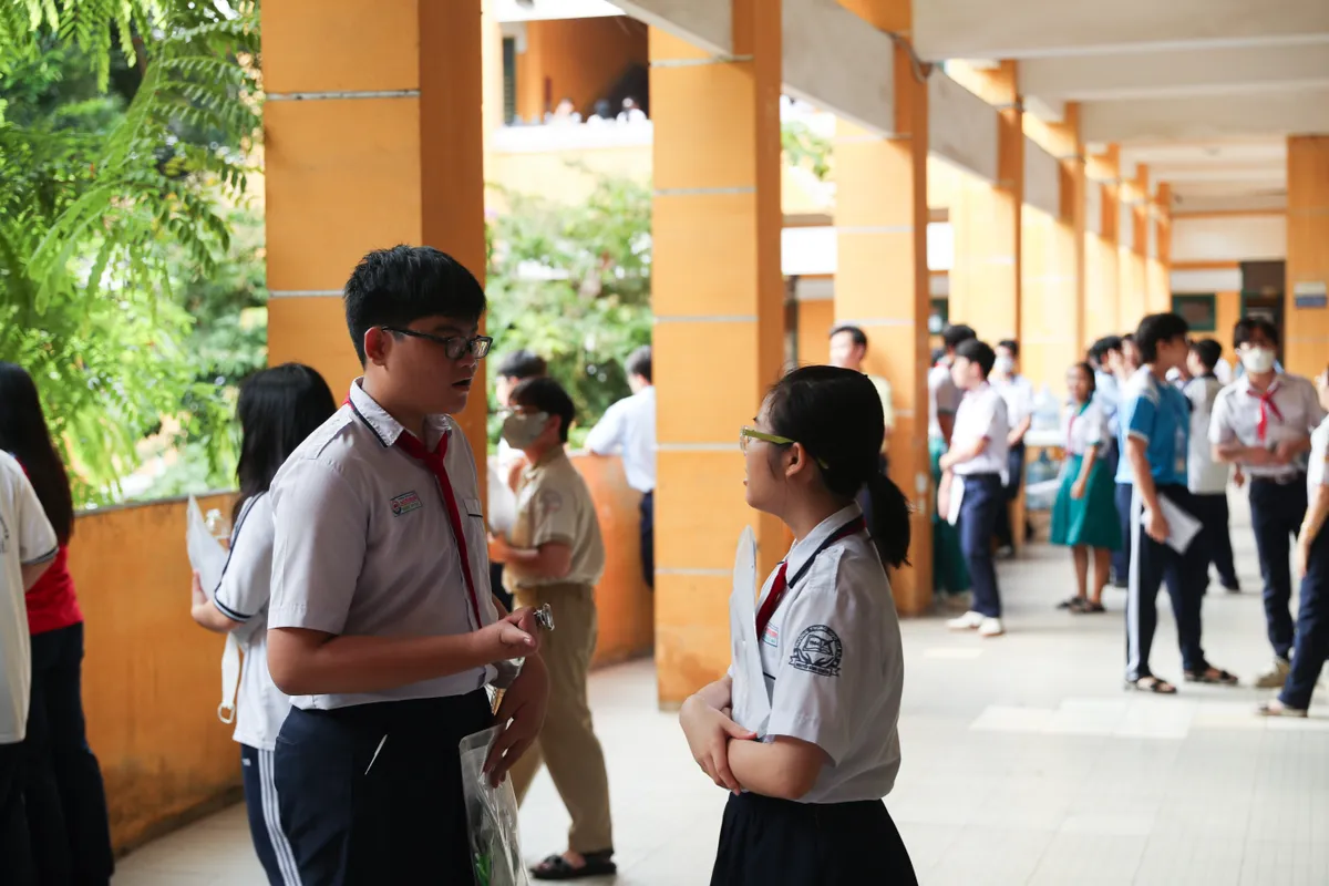 Kết thúc ngày thi đầu tiên: Nhiều thí sinh dự đoán được điểm từ khá trở lên  - Ảnh 4.