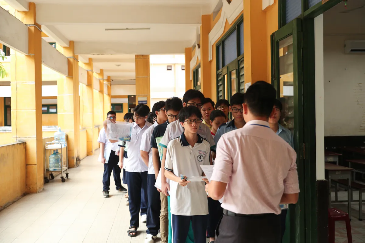 Kết thúc ngày thi đầu tiên: Nhiều thí sinh dự đoán được điểm từ khá trở lên  - Ảnh 5.