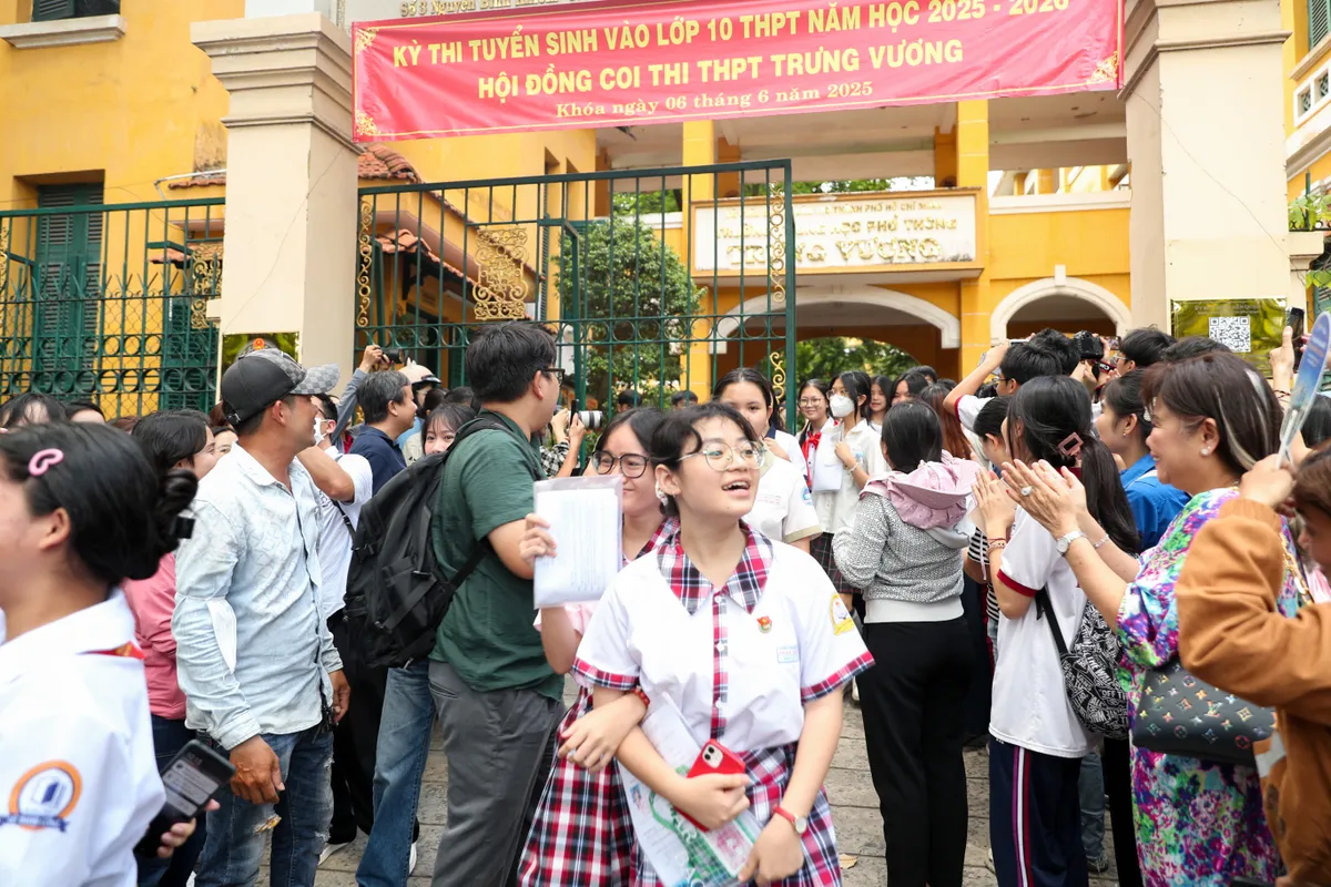 Kết thúc ngày thi đầu tiên: Nhiều thí sinh dự đoán được điểm từ khá trở lên  - Ảnh 10.