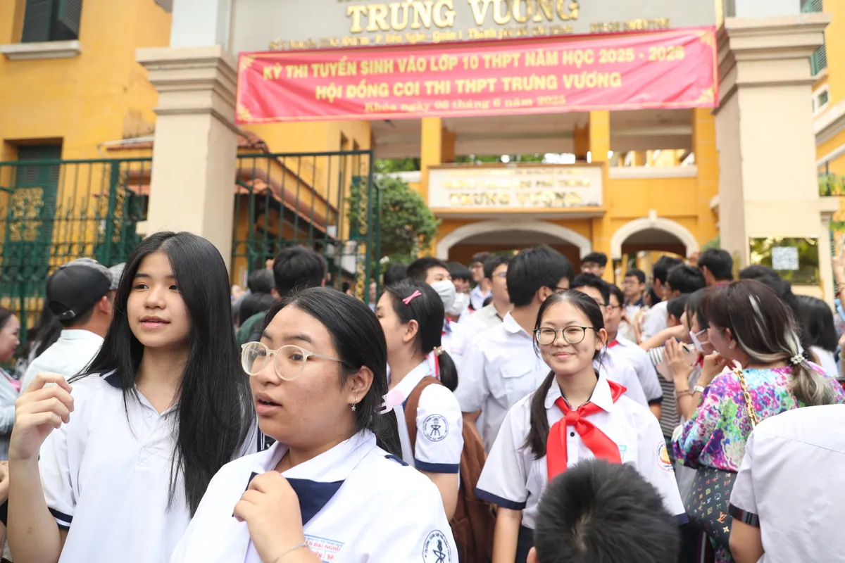Kết thúc ngày thi đầu tiên: Nhiều thí sinh dự đoán được điểm từ khá trở lên  - Ảnh 8.