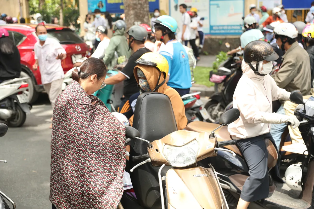 Kết thúc ngày thi đầu tiên: Nhiều thí sinh dự đoán được điểm từ khá trở lên  - Ảnh 9.