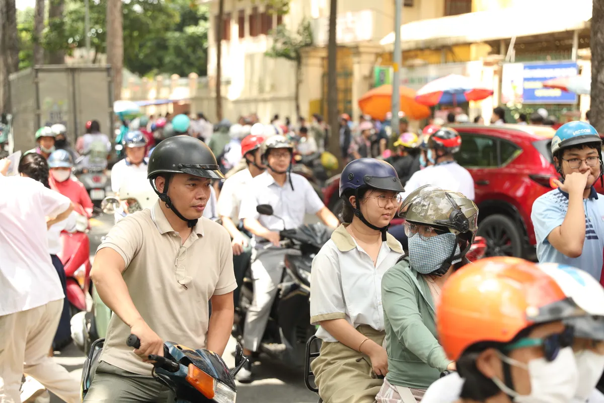 Kết thúc ngày thi đầu tiên: Nhiều thí sinh dự đoán được điểm từ khá trở lên  - Ảnh 12.