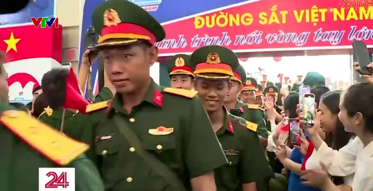 Hà Nội chào đón các cán bộ, chiến sĩ chuẩn bị lễ diễu binh 80 năm Quốc khánh - Ảnh 2.