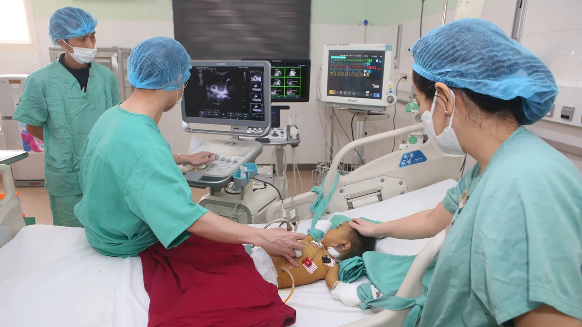 Hành trình hồi sinh kỳ diệu của bé 15 tháng tuổi ghép gan thành công tại Huế - Ảnh 1.