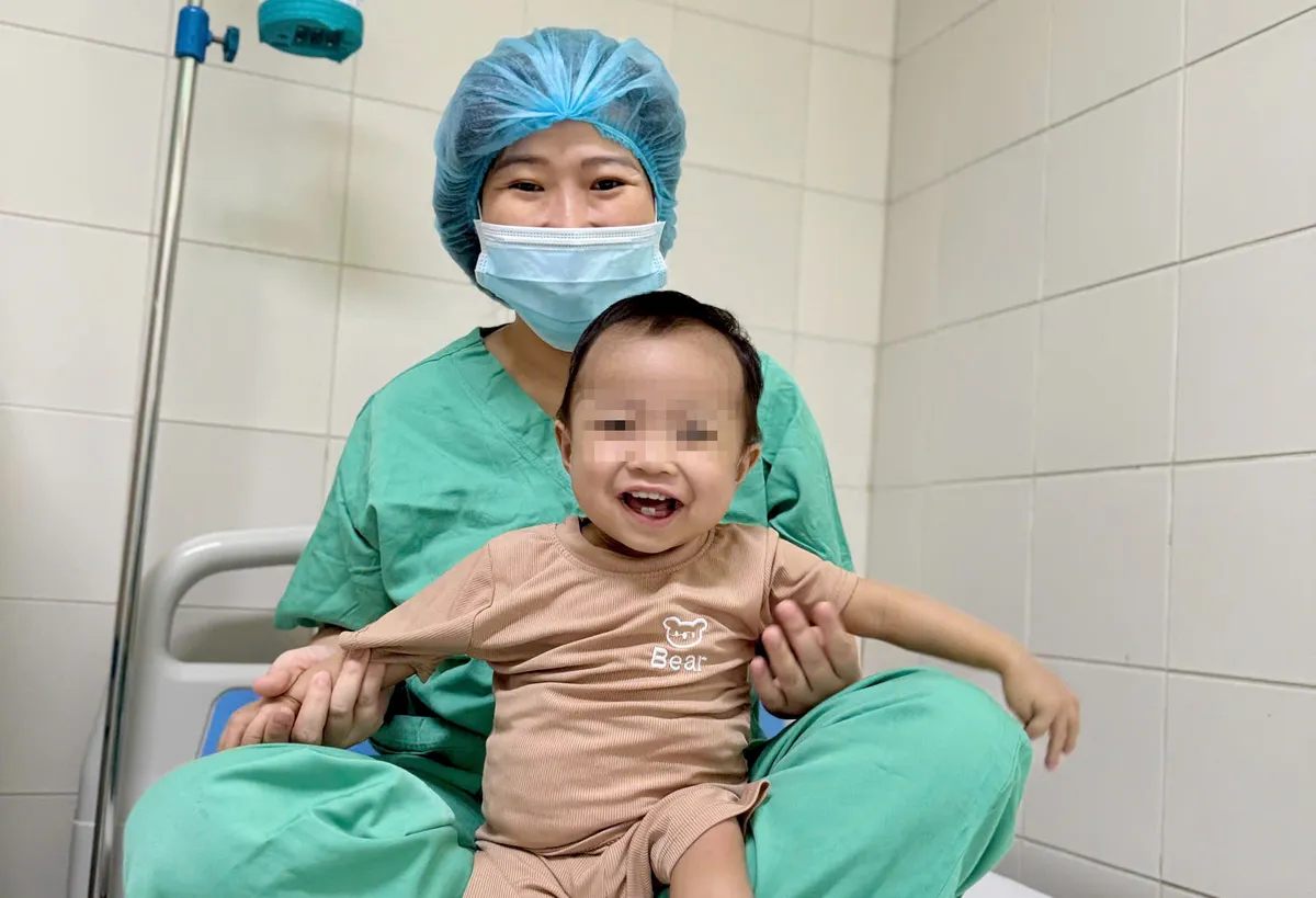 Hành trình hồi sinh kỳ diệu của bé 15 tháng tuổi ghép gan thành công tại Huế - Ảnh 2.