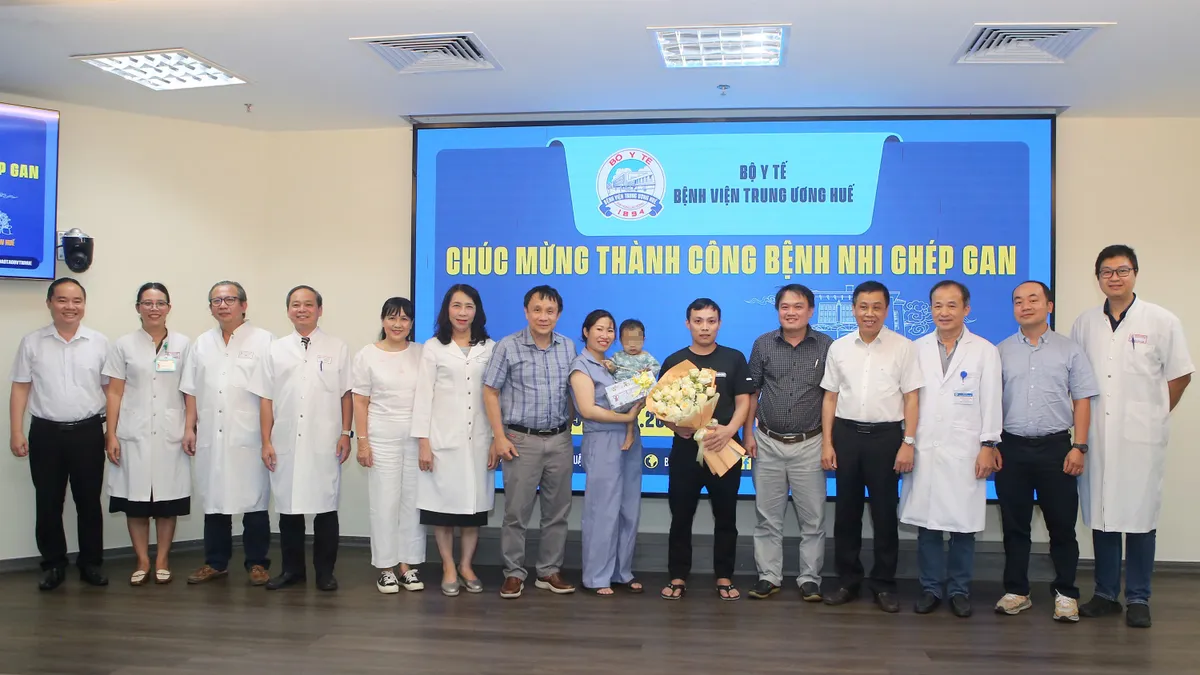 Hành trình hồi sinh kỳ diệu của bé 15 tháng tuổi ghép gan thành công tại Huế - Ảnh 3.