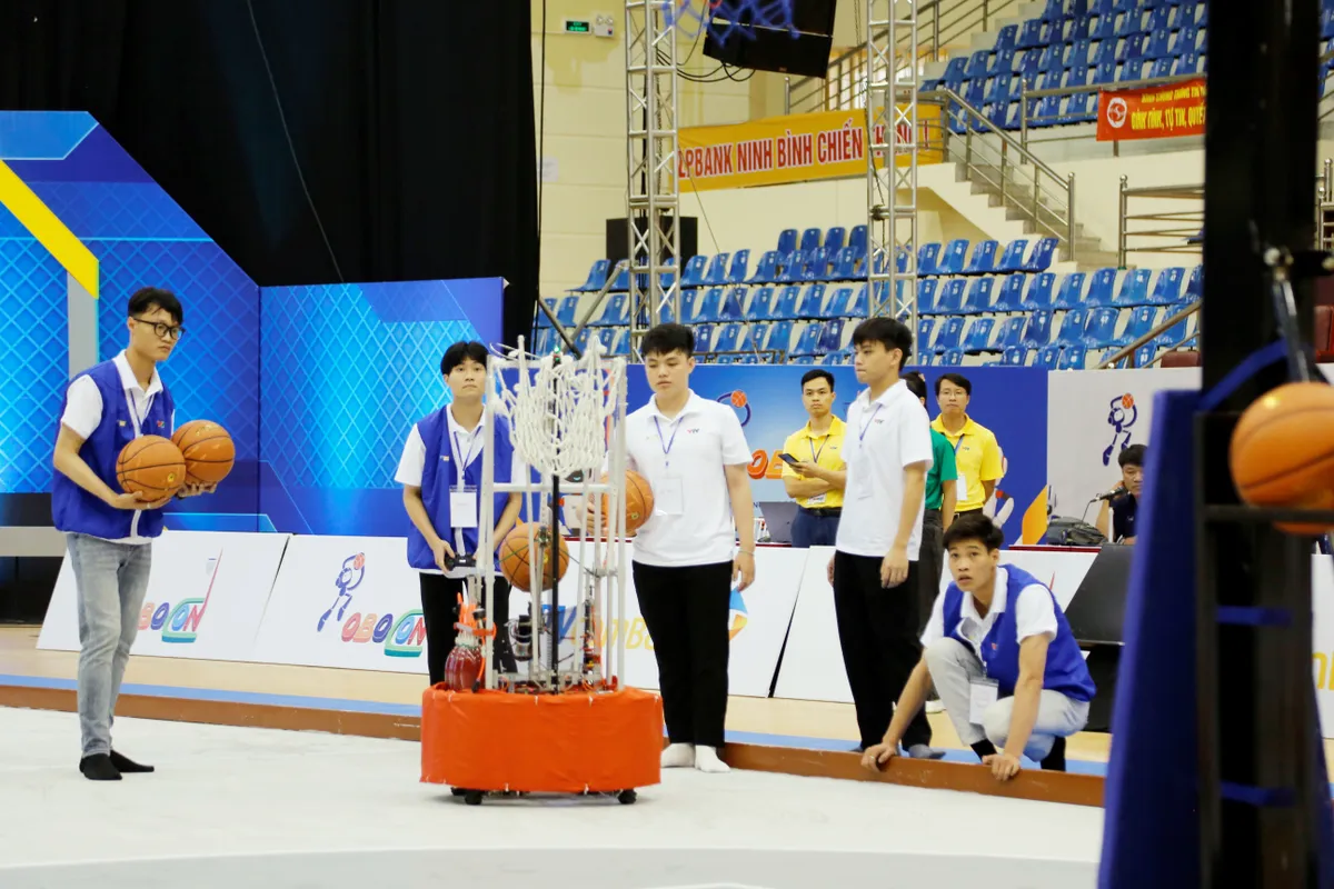 Robocon Việt Nam 2025: Các đội mạnh trở lại đầy ấn tượng tại vòng sơ tuyển - Ảnh 7.