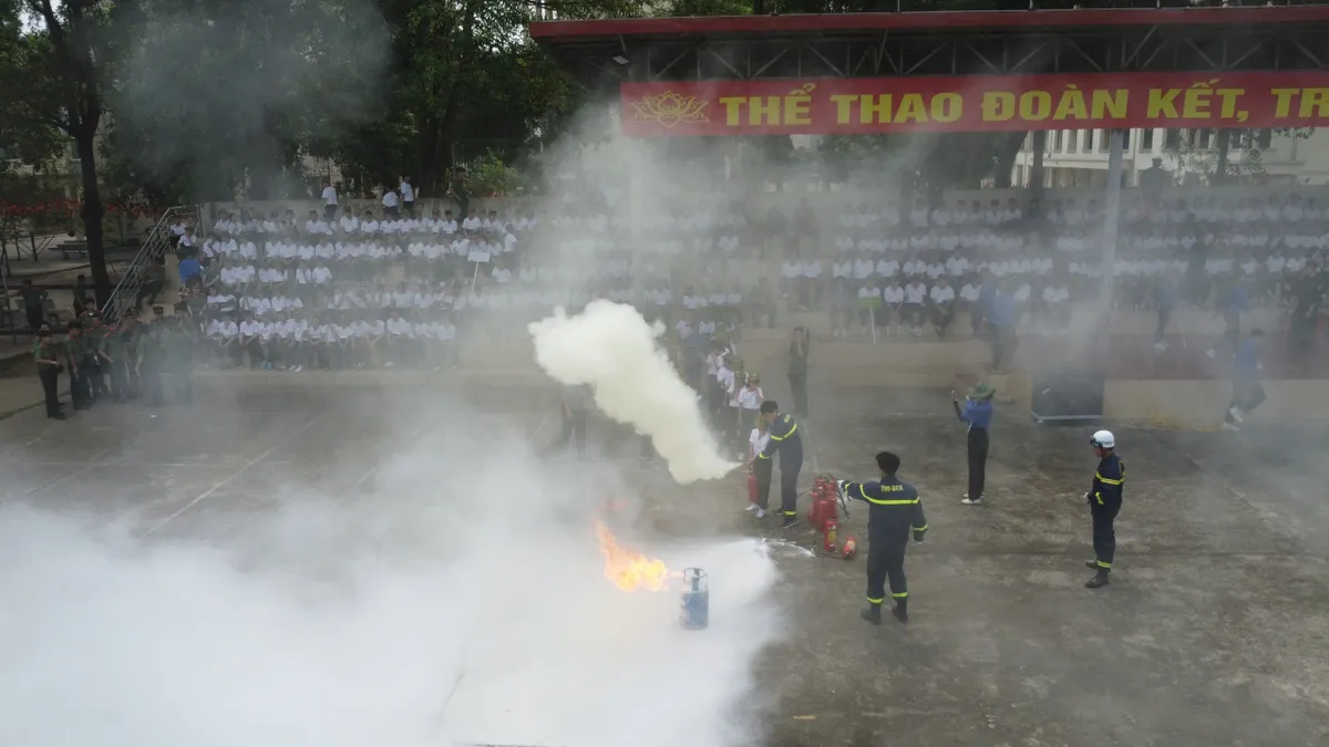 Chiến sĩ nhí vượt ‘biển khói’, học kỹ năng dập lửa - Ảnh 2.