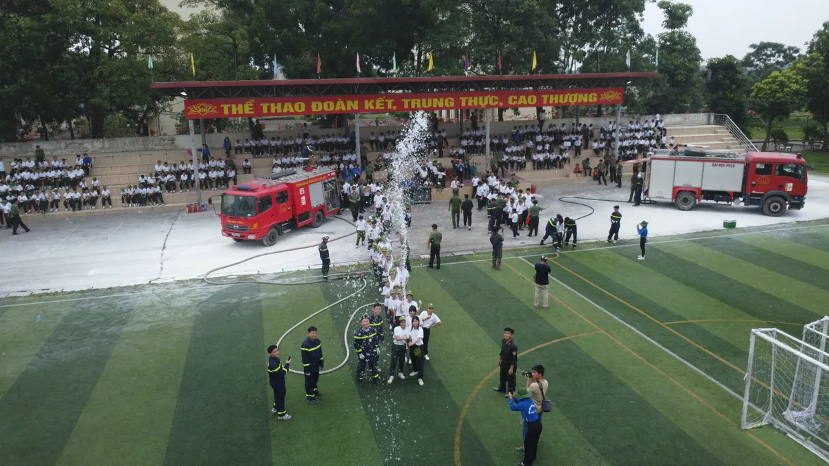 Chiến sĩ nhí vượt ‘biển khói’, học kỹ năng dập lửa - Ảnh 3.