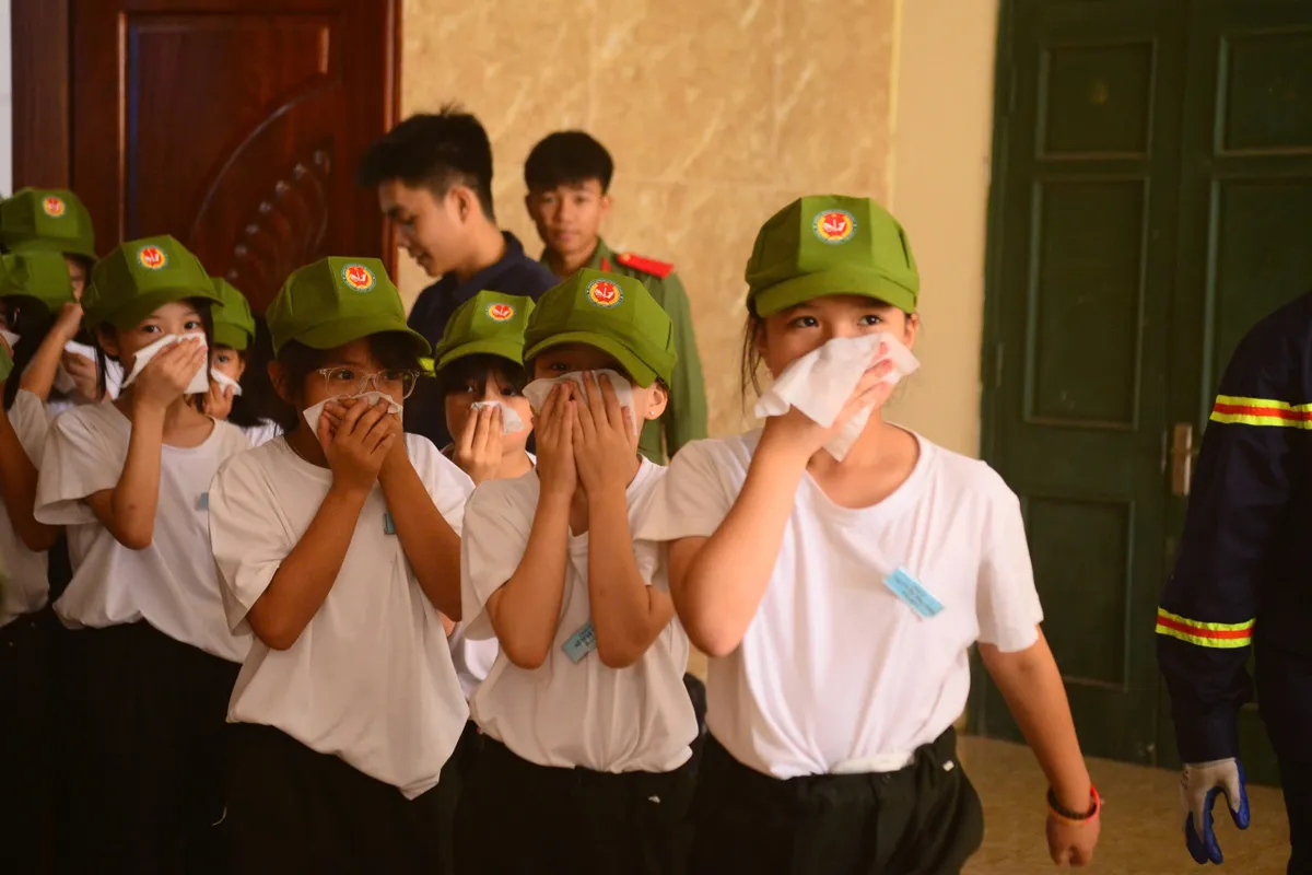Chiến sĩ nhí vượt ‘biển khói’, học kỹ năng dập lửa - Ảnh 11.