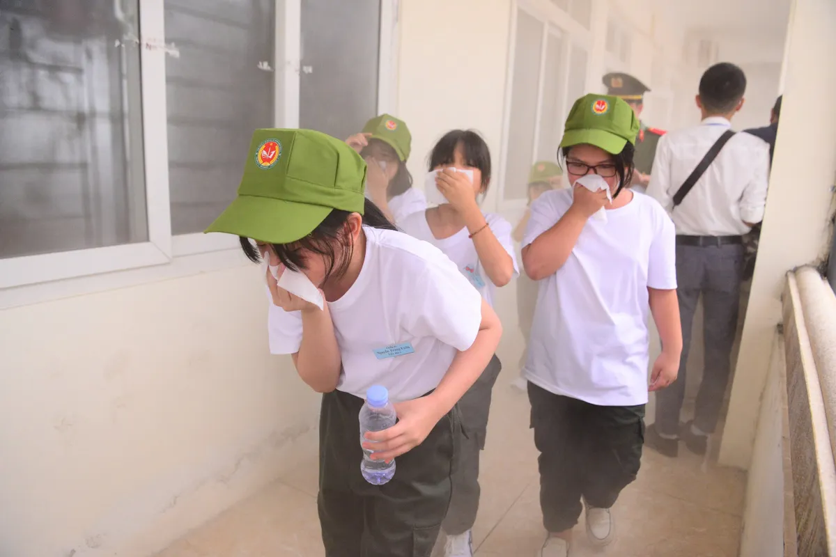 Chiến sĩ nhí vượt ‘biển khói’, học kỹ năng dập lửa - Ảnh 6.