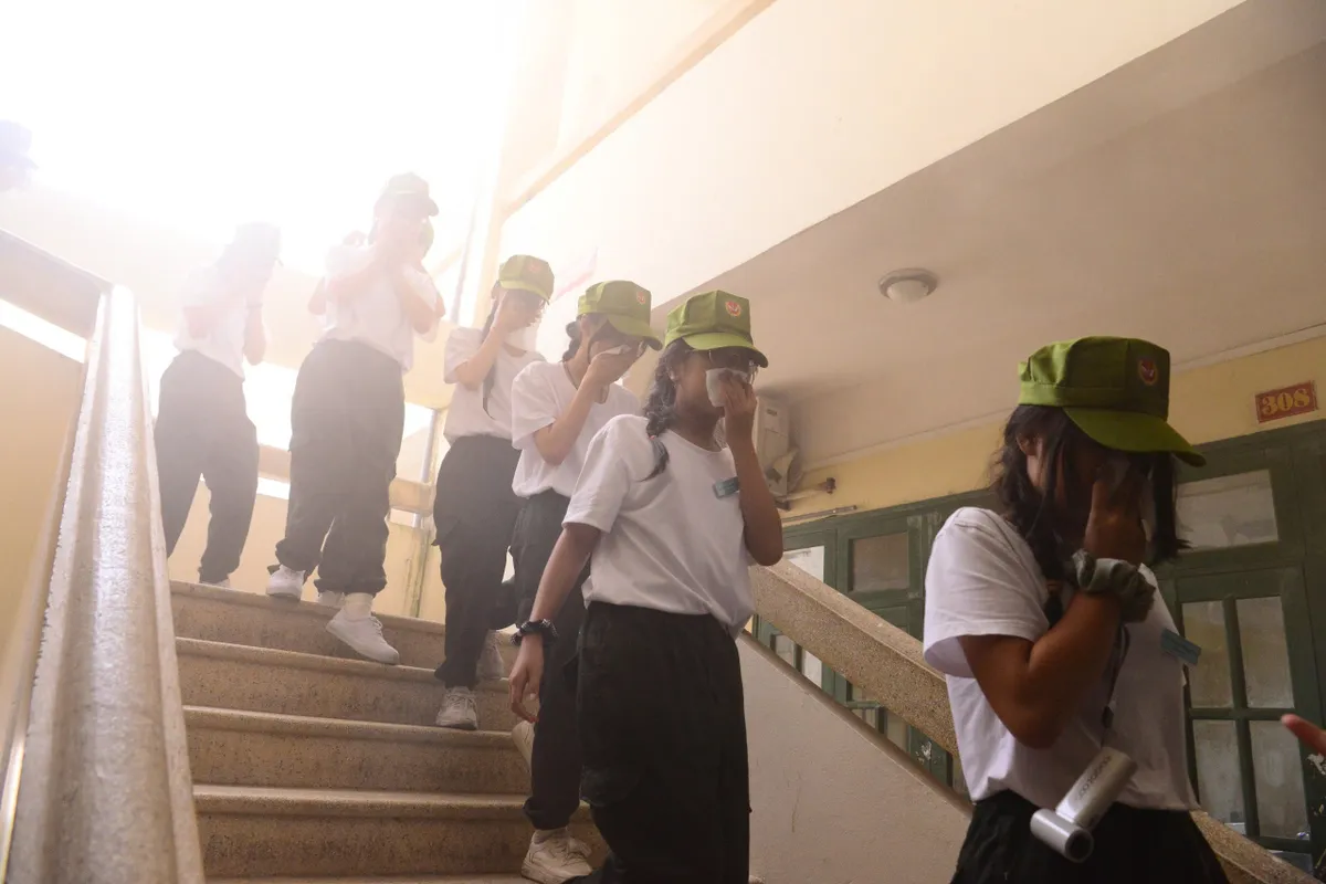 Chiến sĩ nhí vượt ‘biển khói’, học kỹ năng dập lửa - Ảnh 4.