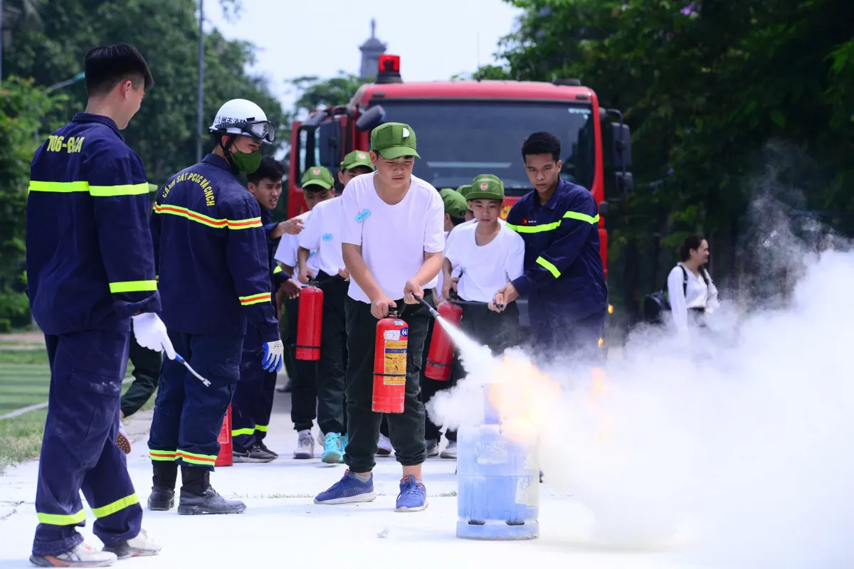 Chiến sĩ nhí vượt ‘biển khói’, học kỹ năng dập lửa - Ảnh 8.