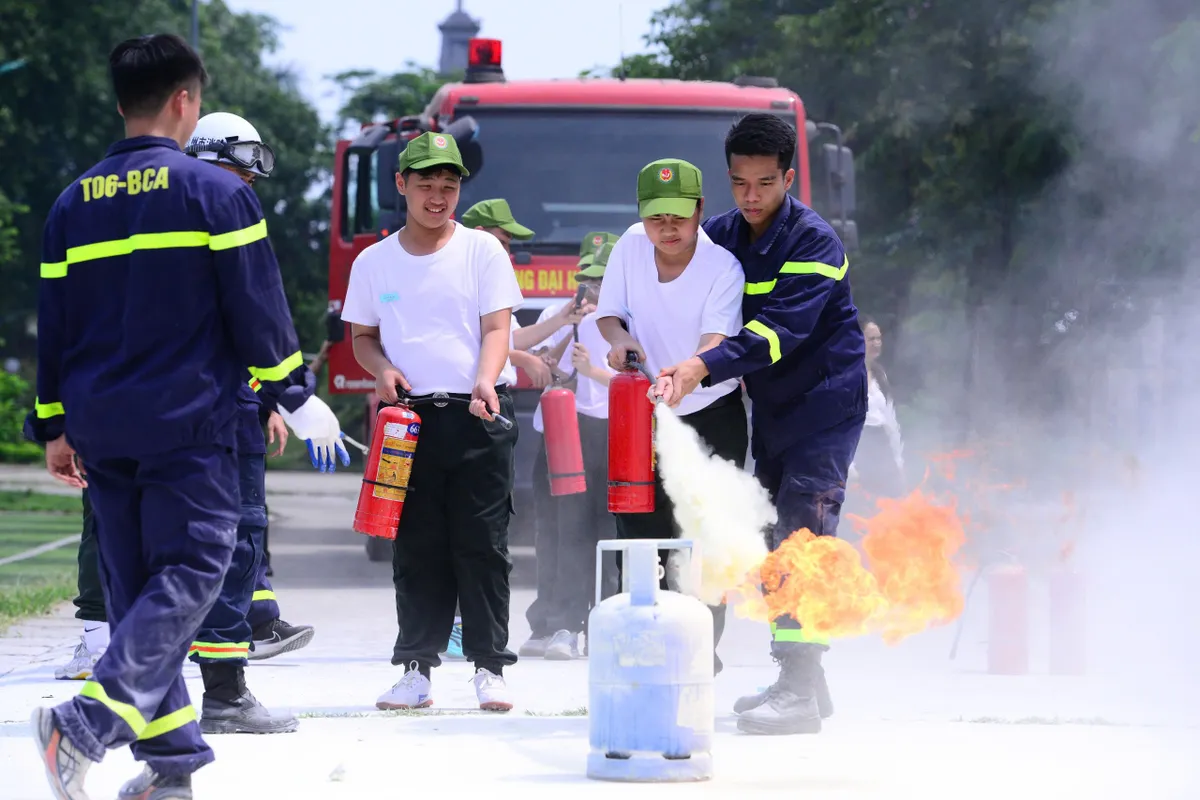 Chiến sĩ nhí vượt ‘biển khói’, học kỹ năng dập lửa - Ảnh 7.