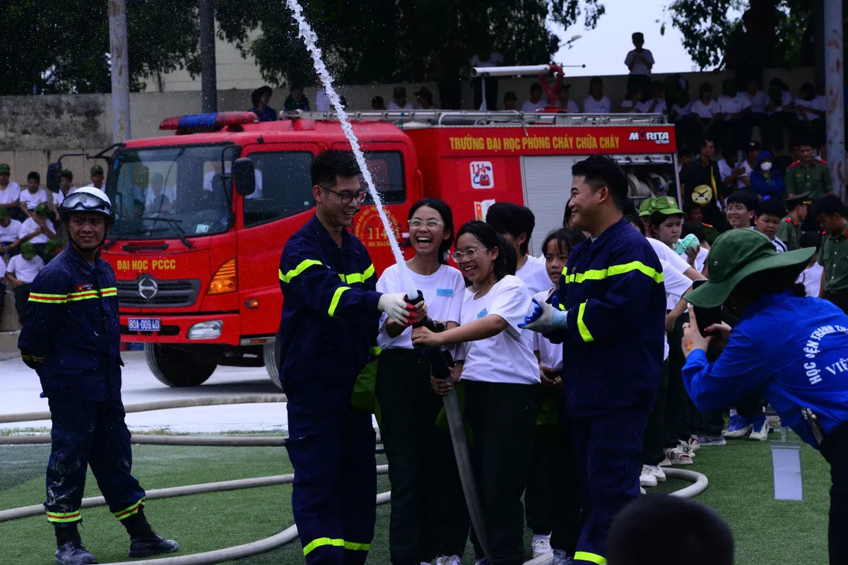 Chiến sĩ nhí vượt ‘biển khói’, học kỹ năng dập lửa - Ảnh 10.