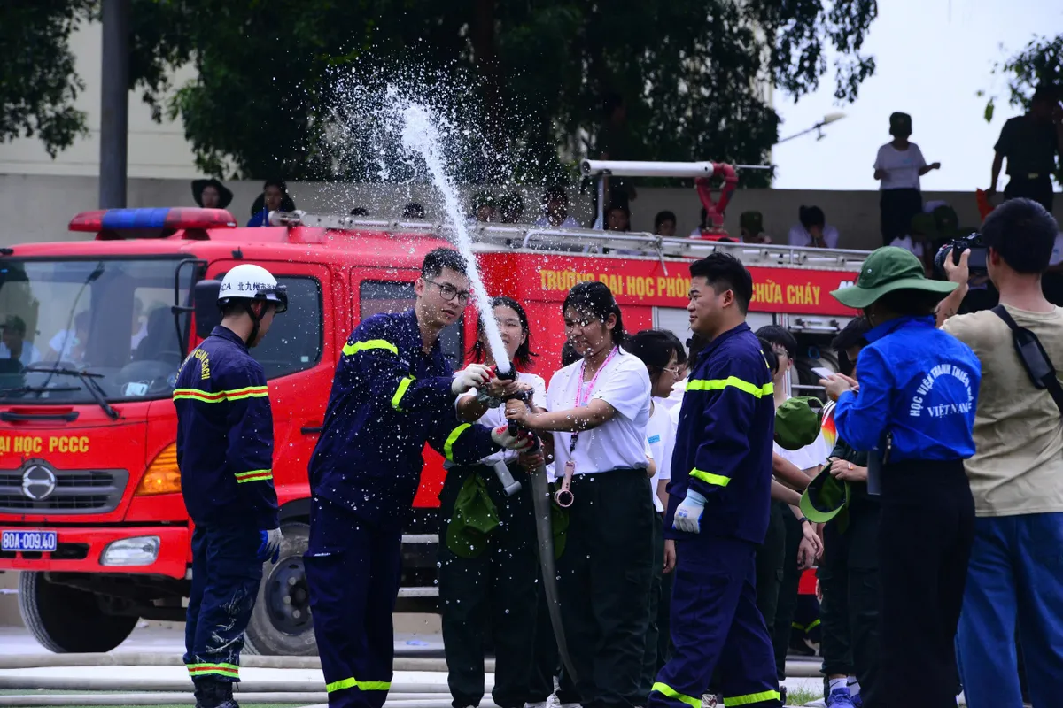 Chiến sĩ nhí vượt ‘biển khói’, học kỹ năng dập lửa - Ảnh 1.