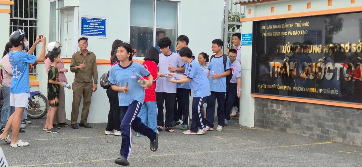Đề thi Ngữ văn dễ thở, thí sinh tự tin đạt 7-8 điểm - Ảnh 1.