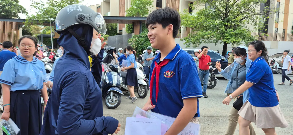 Đề thi Ngữ văn dễ thở, thí sinh tự tin đạt 7-8 điểm - Ảnh 2.