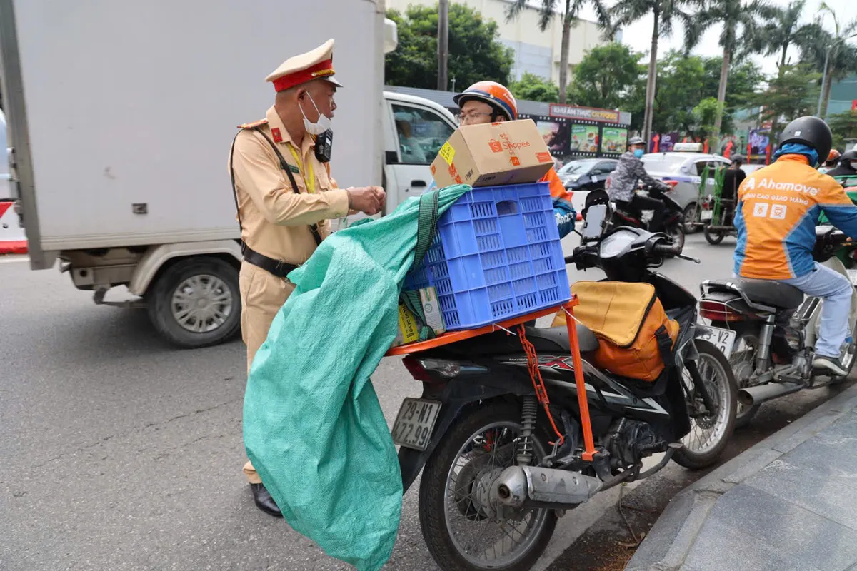Hà Nội xử lý xe ba bánh, chở hàng cồng kềnh: Gần 30 trường hợp vi phạm trong một sáng - Ảnh 1.