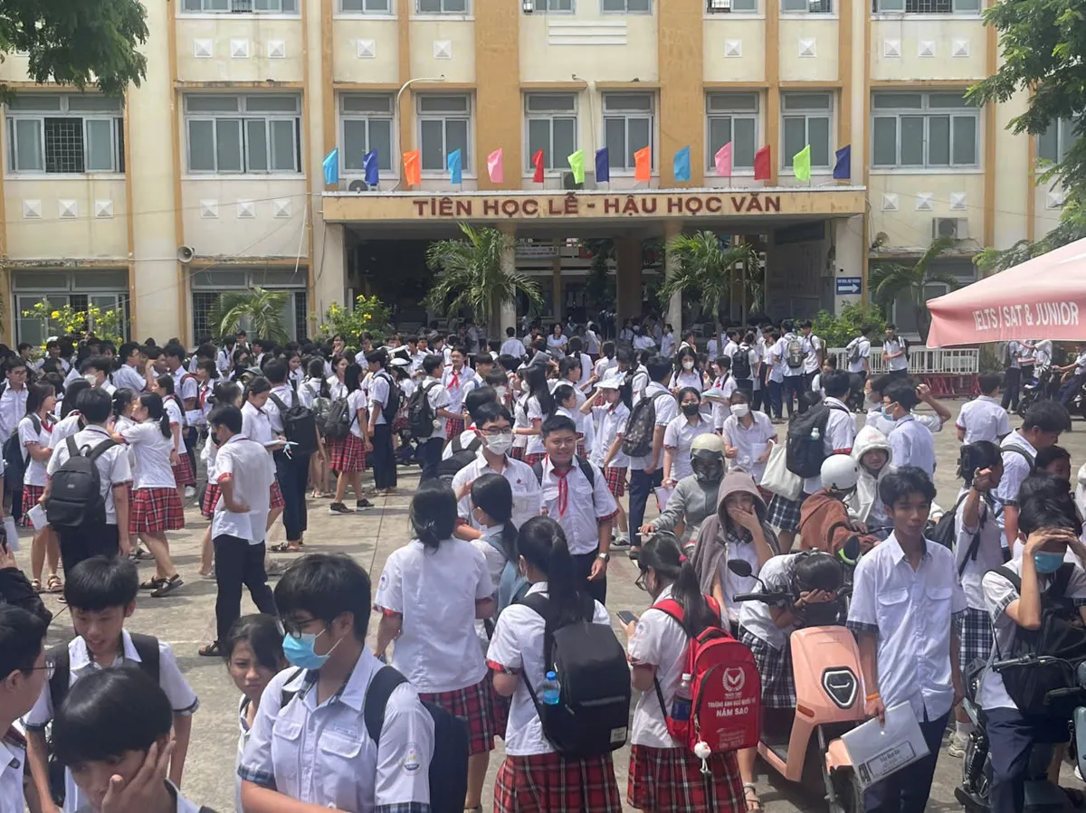 Sáng ngày thi đầu tiên: Giao thông thông suốt, thí sinh rạng rỡ vì đề môn Văn vừa sức - Ảnh 3.