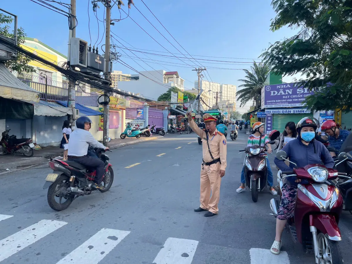 Sáng ngày thi đầu tiên: Giao thông thông suốt, thí sinh rạng rỡ vì đề môn Văn vừa sức - Ảnh 1.