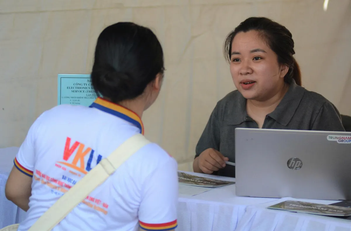 Đà Nẵng gần 10.000 sinh viên và người lao động tham gia ngày hội việc làm sinh viên - Ảnh 1.