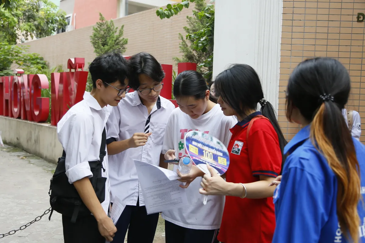 Thí sinh rạng rỡ sau khi hoàn thành môn thi Ngữ Văn dễ thở - Ảnh 1.